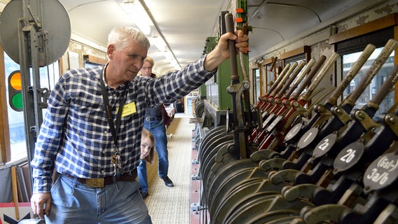Im Lerhrstellwerk des Eisenbahnmuseums Lokschuppen Aumühle stellt Claus Thiele einen Weichenhebel um. © Anne Passow Foto: Anne Passow