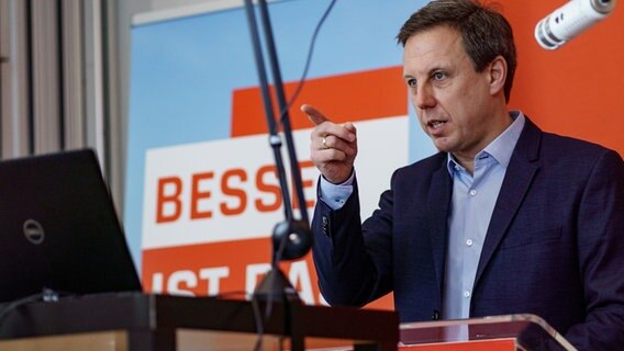 Thomas Losse-Müller (SPD), spricht via Videoschalte zu den Delegierten des Landesparteitags in Neumünster.  Foto: Axel Heimken