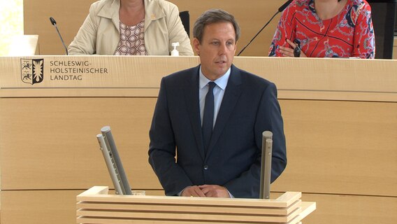 Thomas Losse-Müller spricht bei der Aktuellen Stunde im Landtag © NDR 