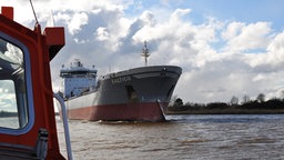 Ein Gastanker auf dem Nord-Ostsee-Kanal vom Lotsenboot aus gesehen. © NDR Foto: Frank Hajasch