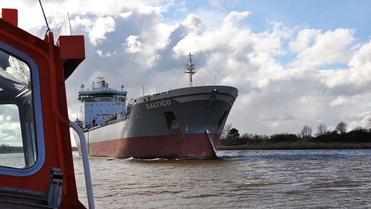 Ein Gastanker auf dem Nord-Ostsee-Kanal vom Lotsenboot aus gesehen. © NDR Fotograf: Frank Hajasch