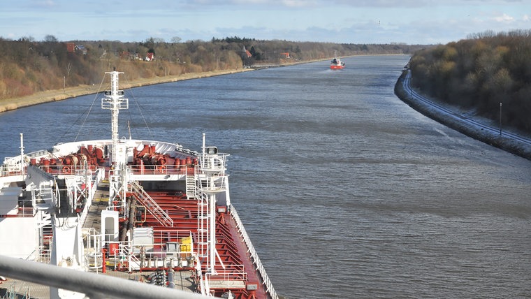 Der Gastanker Baltico fährt durch eine Kanalkurve. © NDR Foto: Frank Hajasch