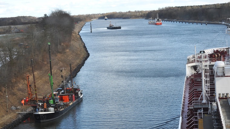 Langsame Fahrt auf dem Nord-Ostsee-Kanal zwischen Großkönigförde und Schinkel. © NDR Foto: Frank Hajasch