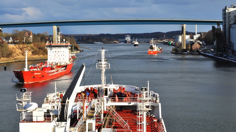 Vor der Holtenauer Hochbrücke und Schleuse staut sich der Schiffsverkehr. © NDR Foto: Frank Hajasch