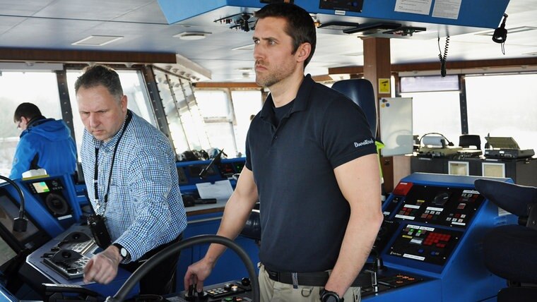 Lotse Martin Finnberg übergibt auf der Schiffsbrücke das Kommando an Kapitän Tobias Tofftröp. © NDR Foto: Frank Hajasch