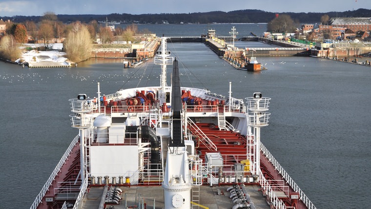 Blick auf den Bug des Tankers Baltico kurz vor der Holtenauer Schleuse. © NDR Foto: Frank Hajasch