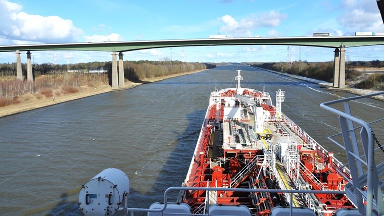 Blick von der Schiffsbrücke auf den Kanal und eine Brücke. © NDR Foto: Frank Hajasch