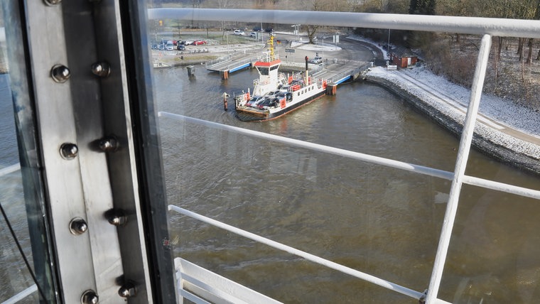 Kleine Fähre am Ufer des Kanals von der Brücke aus gesehen. © NDR Foto: Frank Hajasch