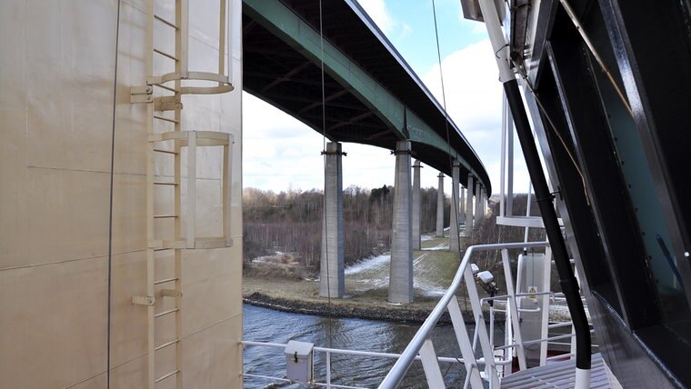 Der Gastanker Baltico fährt unter einer Brücke hindurch. © NDR Foto: Frank Hajasch