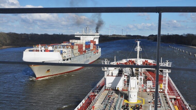 Blick von der Brücke auf den Nord-Ostsee-Kanal mit Gegenverkehr. © NDR Foto: Frank Hajasch