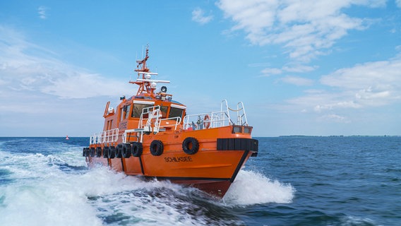 Das orangene Boot der Kieler Lotsen fährt über das Wasser. © NDR Foto: Dominik Duehrsen