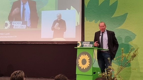 Bauernverbandspräsident Peter Lucht spricht auf dem Grünen-Parteitag. © NDR Foto: Julian Marxen