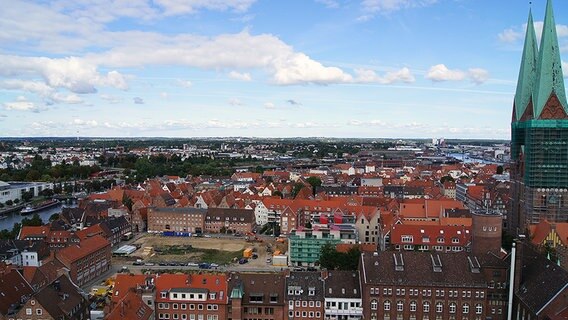 Das Bauareal liegt mitten in der Stadt, zwischen der Trave und Marienkirche. © NDR Foto: Wiebke Neelsen