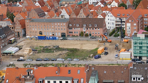 Das Bauareal liegt mitten in der Stadt, zwischen der Trave und Marienkirche. © NDR Foto: Wiebke Neelsen