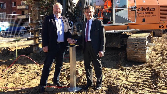 Der Bürgermeister Bernd Saxe und der Bausenator Franz-Peter Boden eröffnen die Baustelle. © NDR Foto: Wiebke Neelsen