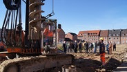 Ein großes Bohrgerät befindet sich bereits auf der Baustelle. © NDR Foto: Wiebke Neelsen
