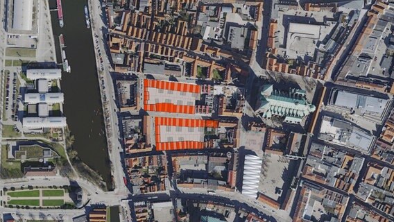 Ein Luftbild der Lübecker Altstadt mit dem gekennzeichneten Areal, in dem der Neubau im Gründungsviertel entstehen soll. © Projektleitung Gründungsviertel 