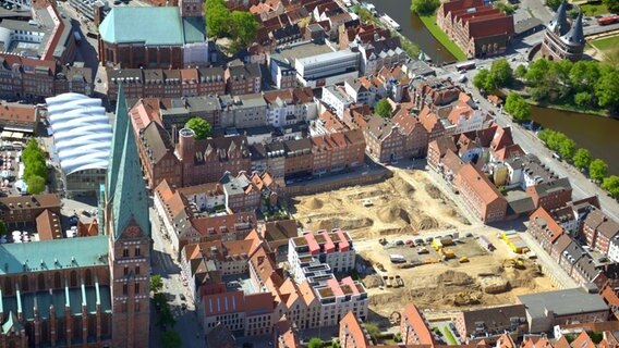 Ein Luftbild der Baugrube in der Lübecker Altstadt, in der der Neubau im Gründungsviertel entstehen soll. © Projektleitung Gründungsviertel 