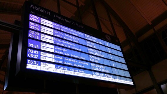 Eine Anzeigetafel im Bahnhof Lübeck zeigt Zugausfälle an. © NDR Foto: Astrid Wulf