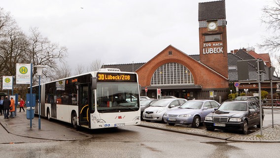 Ein Bus nach Lübeck vor dem Bahnhof in Travemünde. © imago/Lindenthaler Foto: Lindenthaler