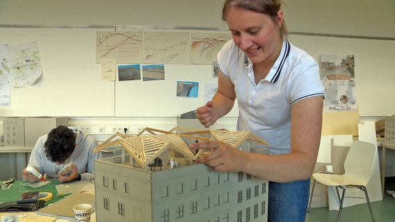 Studenten bauen Miniatur-Wohnhäuser. © NDR 