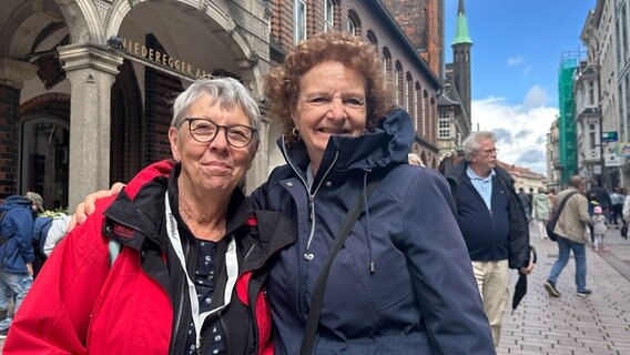 Zwei ältere Damen stehen in der Lübecker Innenstadt und lächeln in die Kamera. © NDR Foto: Hauke Bülow
