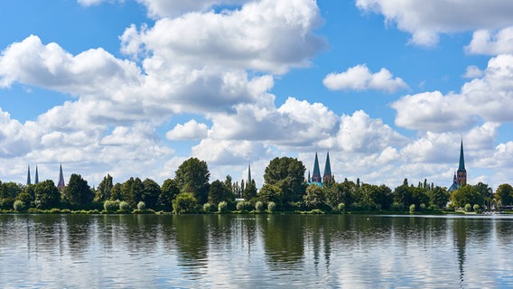 Die Sieben Türme von Lübeck. © IMAGO / Zoonar 