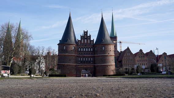 Das Holstentor von Lübeck. © picture alliance/dpa Foto: Marcus Brandt