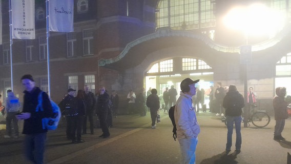 Wartende Menschen vor dem gesperrten Hauptbahnhof in Lübeck. © NDR Foto: Astrid Wulf