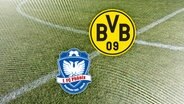 Das Vereinswappen von 1. FC Phönix Lübeck neben dem vom Borussia Dortmund vor Fussballrasen. © NDR 