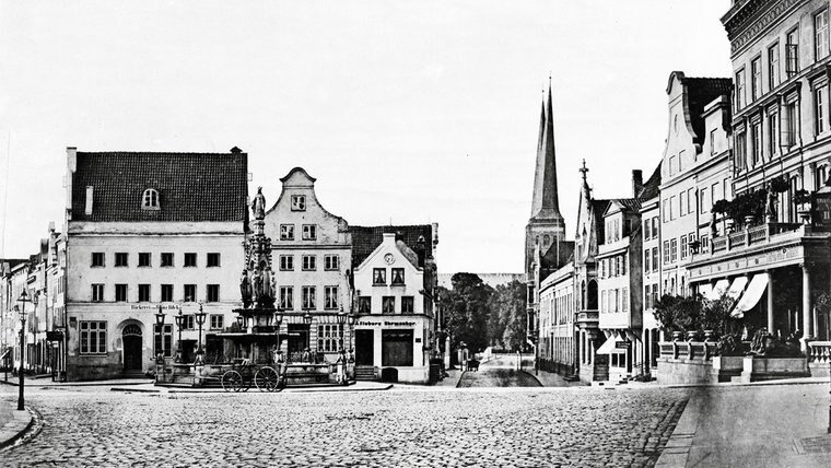 Eine historische Aufnahme vom Klingenberg in Lübeck. © Fotoarchiv Lübeck