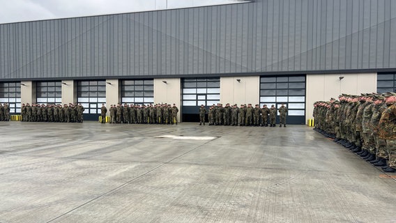 Soldaten und Offiziere stehen auf einem Platz den neuen Ausbildungszentrums der Luftwaffe in Husum. © NDR Foto: Jochen Dominicus