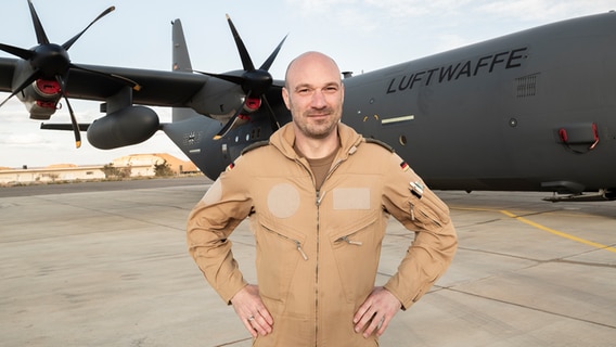 Hauptmann Stefan steht vor der Luftwaffe. © NDR Foto: Sherifa Kästner