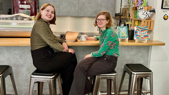 Zwei Frauen sitzen an einer Bar Zwei Frauen sitzen an einer Bar © NDR Foto: Stella Kennedy