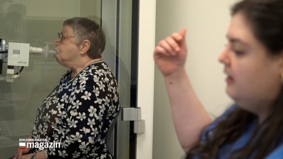 Eine Patientin wird beim Lungenarzt untersucht. © NDR 