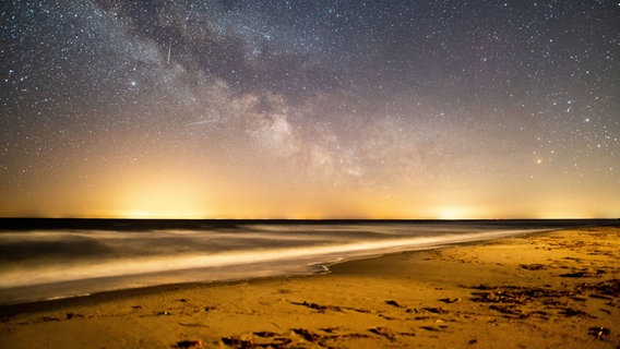 Der Sternenhimmel leuchtet über der Ostsee. © dpa-Bildfunk Foto: Daniel Reinhardt
