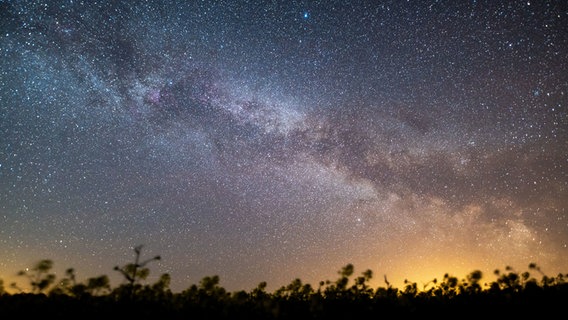 Der Sternenhimmel leuchtet über der Ostsee. © dpa-Bildfunk Foto: Daniel Reinhardt