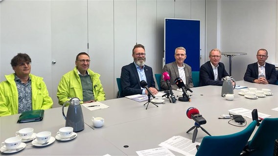 Schleswig-Holsteins Verkehrsminister Claus Ruhe Madsen (CDU, 3. von links) im Gespräch mit Vertretern von Umweltverbänden und Autobahngesellschaft. Schleswig-Holsteins Verkehrsminister Claus Ruhe Madsen (CDU, 3. von links) im Gespräch mit Vertretern von Umweltverbänden und Autobahngesellschaft. © NDR Foto: Anna Grusnick