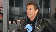 Deutschrocker Peter Maffay spricht in das Mikrofon im Radiostudio. © NDR Foto: Rafael Czajkowski