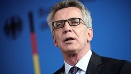 Bundesinnenminister Thomas de Maiziere (CDU) spricht bei einer Pressekonferenz zum Polizeieinsatz gegen mögliche Terroristen in Norddeutschland. © dpa-Bildfunk Foto: Michael Kappeler