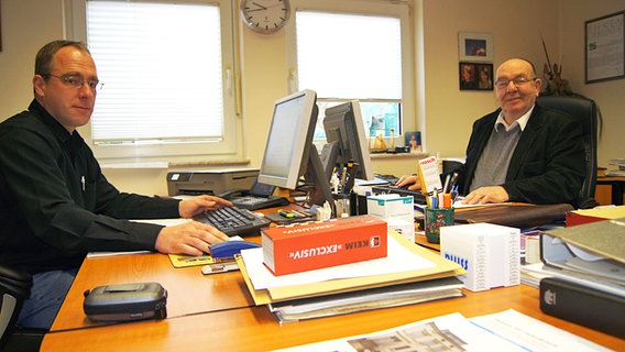 Im Chefbüro sitzen Thorsten Persohn und Vater Horst Persohn am Schreibtisch © NDR Foto: Thorsten Philipps