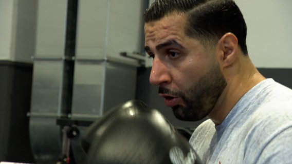 Ein Boxer beim Training an einem Sandsack © NDR Foto: NDR Screenshot