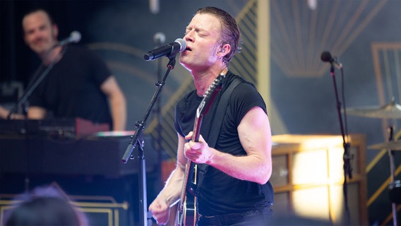 Frontmann Björn Dixgård von Mando Diao bei einem Auftritt © NDR Foto: Gino Laib