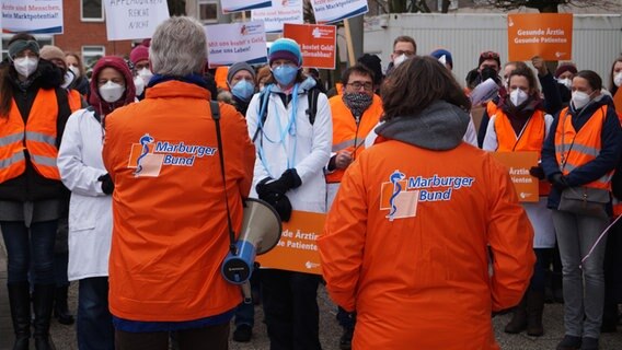 Streikende Menschen mit Warnwesten des Marburger Bundes. © Christian Nagel Foto: Christian Nagel