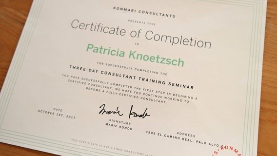 Ein "Certificate of Completion" weißt Patricia Knötzsch als KonMari-Consultant aus. © NDR Foto: Jennifer Lange