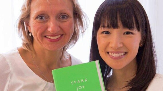 Patricia Knötzsch (links) lächelt neben Marie Kondo in die Kamera. © NDR Foto: Patricia Knötzsch