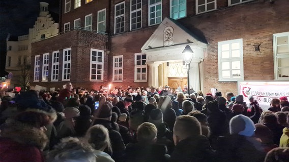 Zahlreiche Menschen demonstrieren vor dem Marienkrankenhaus in Lübeck © NDR Foto: Phillip Kamke