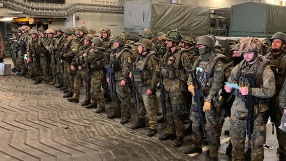Soldaten des Seebataillons treten an. © ministerie van Defensie Foto: ministerie van Defensie