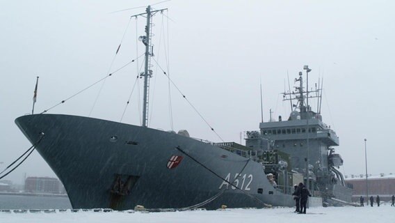 Schiff der Bundesmarine liegt im verschneiten Hafen. © NDR Foto: screenshot