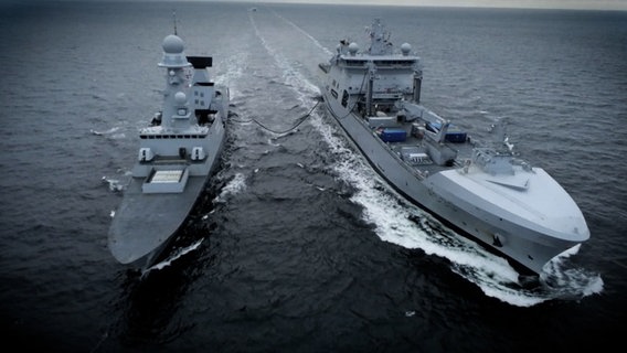 Schiffe der Marine schwimmen im Meer. © NDR 